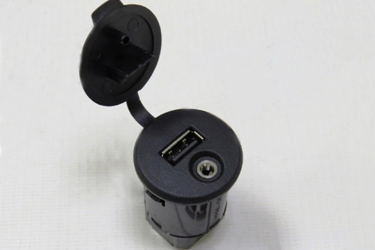 Разъем AUX и USB Лада Веста, Х Рей, оригинал 8450030227