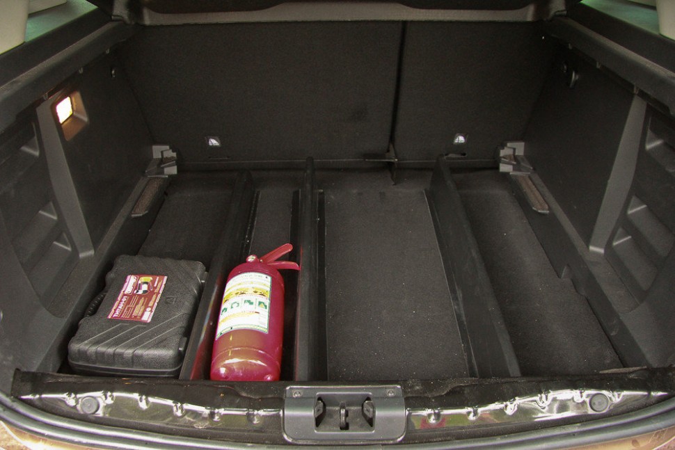 Накладки на проем двери багажника для Renault Sandero 2009+